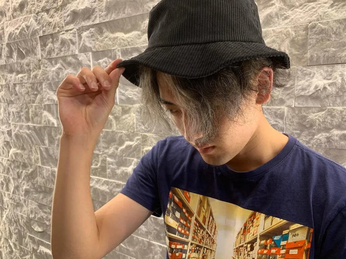 ショート カラー ヘアアレンジ メンズ メンズハイライト メンズメッシュ ハイライトカラー メッシュ シルバー 福留 叶太のヘアスタイル