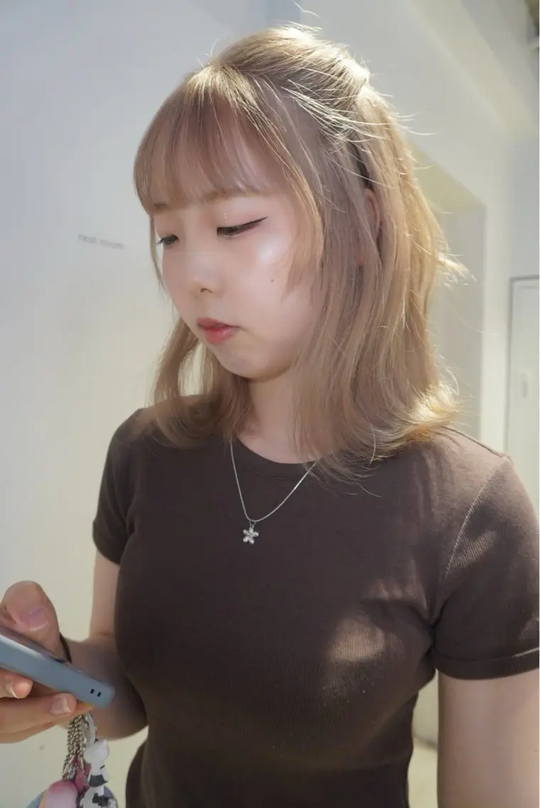 ミディアム カラー ベージュカラー ミルクティーベージュ ヘアカラー トリートメント Ami/艶カラー/ レイヤー/ハイトーンのヘアスタイル