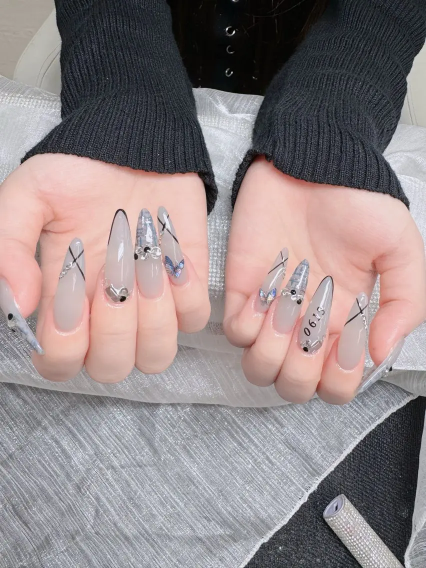 ネイル フレンチネイル ジェルネイル ガラスフレンチ ハロウィン ハート H.baby Nail Salonのネイルデザイン