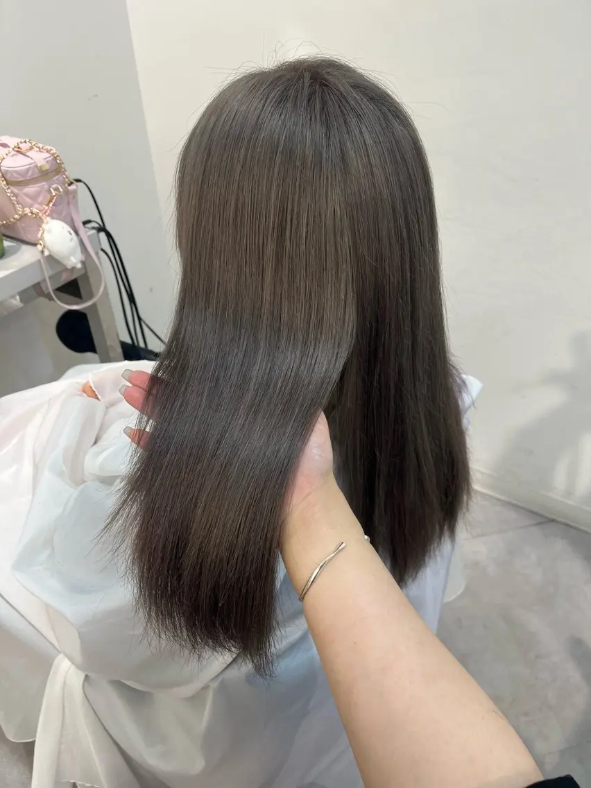 セミロング カラー 透明感カラー グレージュ MEI🎀つやカラー 🎀レイヤー🎀渋谷のヘアスタイル