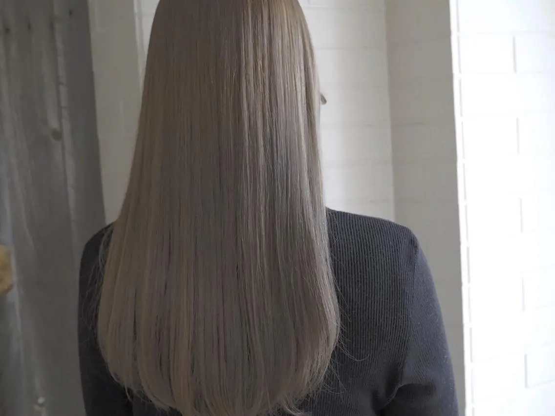 ロング カラー パーマ ヘアアレンジ メンズ アッシュ シルバー シルバーアッシュ メンズハイトーン メンズバレイヤージュのヘアスタイル