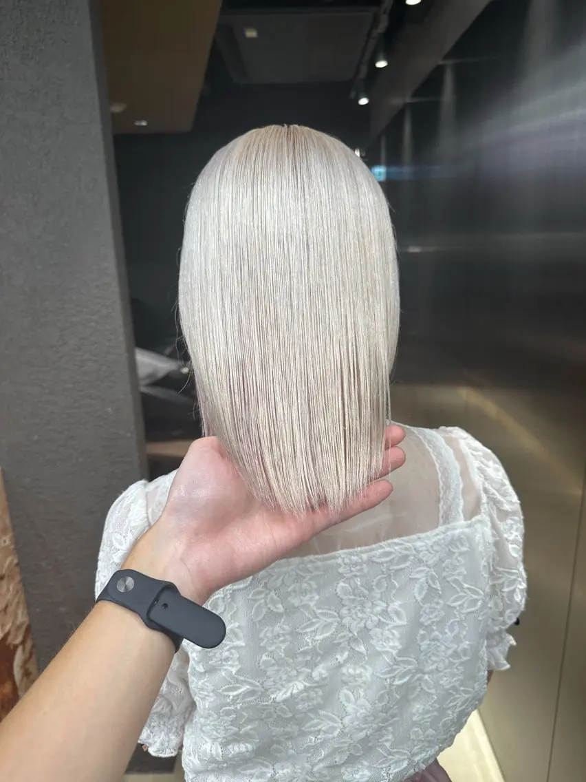 ショート カラー シルバー ホワイトシルバー ヘアカラー トリートメント 鈴木/ボブ/ ベージュ/ピンクのヘアスタイル