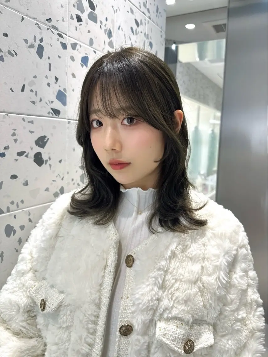 ミディアム カラー ブリーチ グレージュ ブリーチなしカラー オリーブグレージュ オリーブグレー カット ヘアカラー トリートメント 矢野 晃平のヘアスタイル