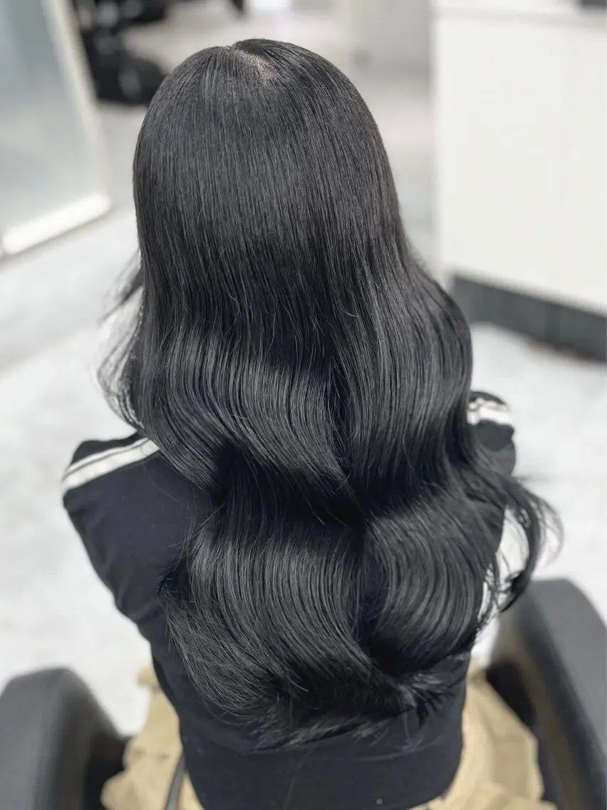 ロング カラー 黒髪 ブルーカラー ブルーブラック レッドカラー くびれヘア ヘアカラー トリートメント ヘアセット 髪質改善Ⅰ透明感 艶カラーⅠたつやのヘアスタイル