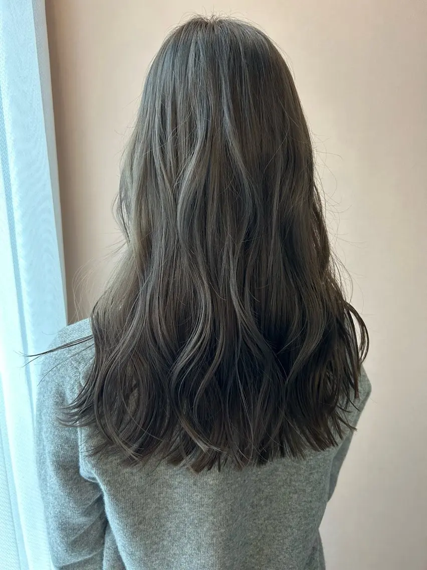 ロング カラー ブリーチ グレージュ オリーブグレージュ オリーブグレー カット ヘアカラー トリートメント hubhair レイヤー/透明感のヘアスタイル