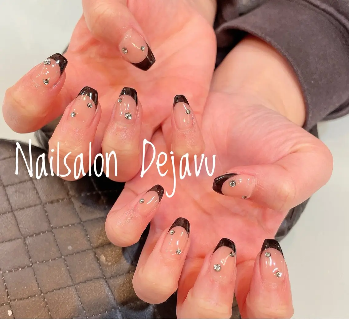 ネイル フレンチネイル ストーンネイル ハンドネイル Nail salon Dejavu 🌿のネイルデザイン