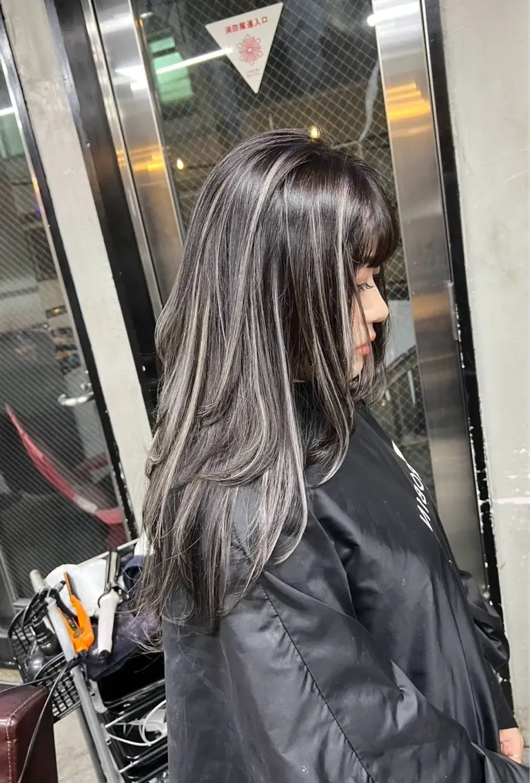 ロング カラー ダークグレー ダークグレージュ グレージュ ハイライトカラー ハイライト ヘアカラー トリートメント 指名数No.1 /NAOYAのヘアスタイル