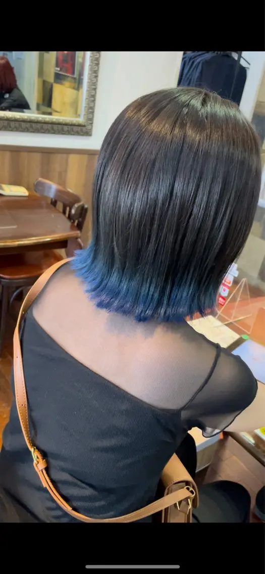 ショート カラー ブリーチ ブルーカラー グラデーションカラー 外ハネヘア 福見 美保のヘアスタイル