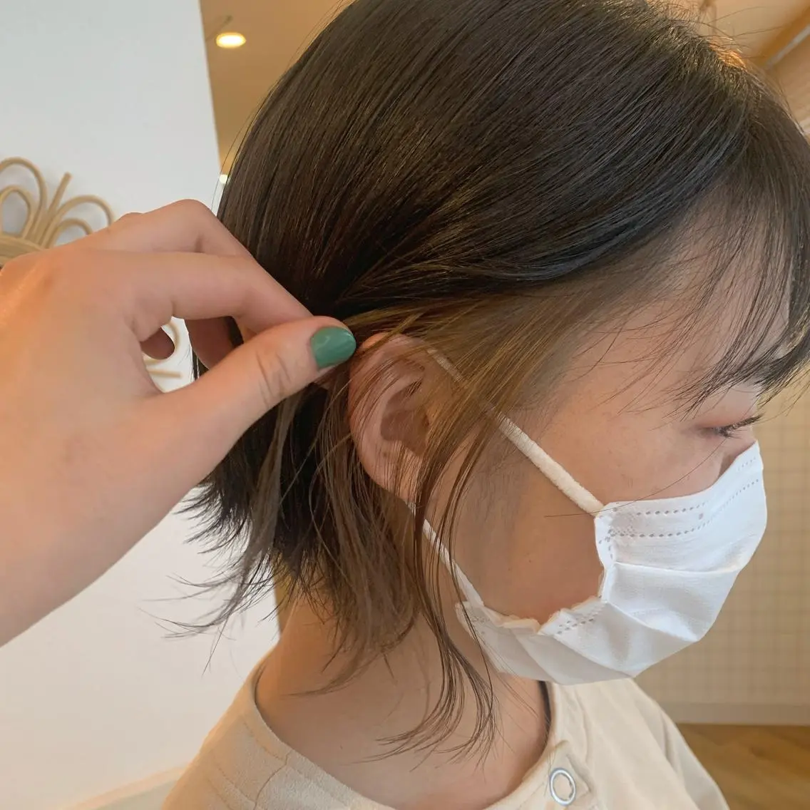 ショート カラー ブリーチ グレージュ cana 札幌レイヤースタイルのヘアスタイル