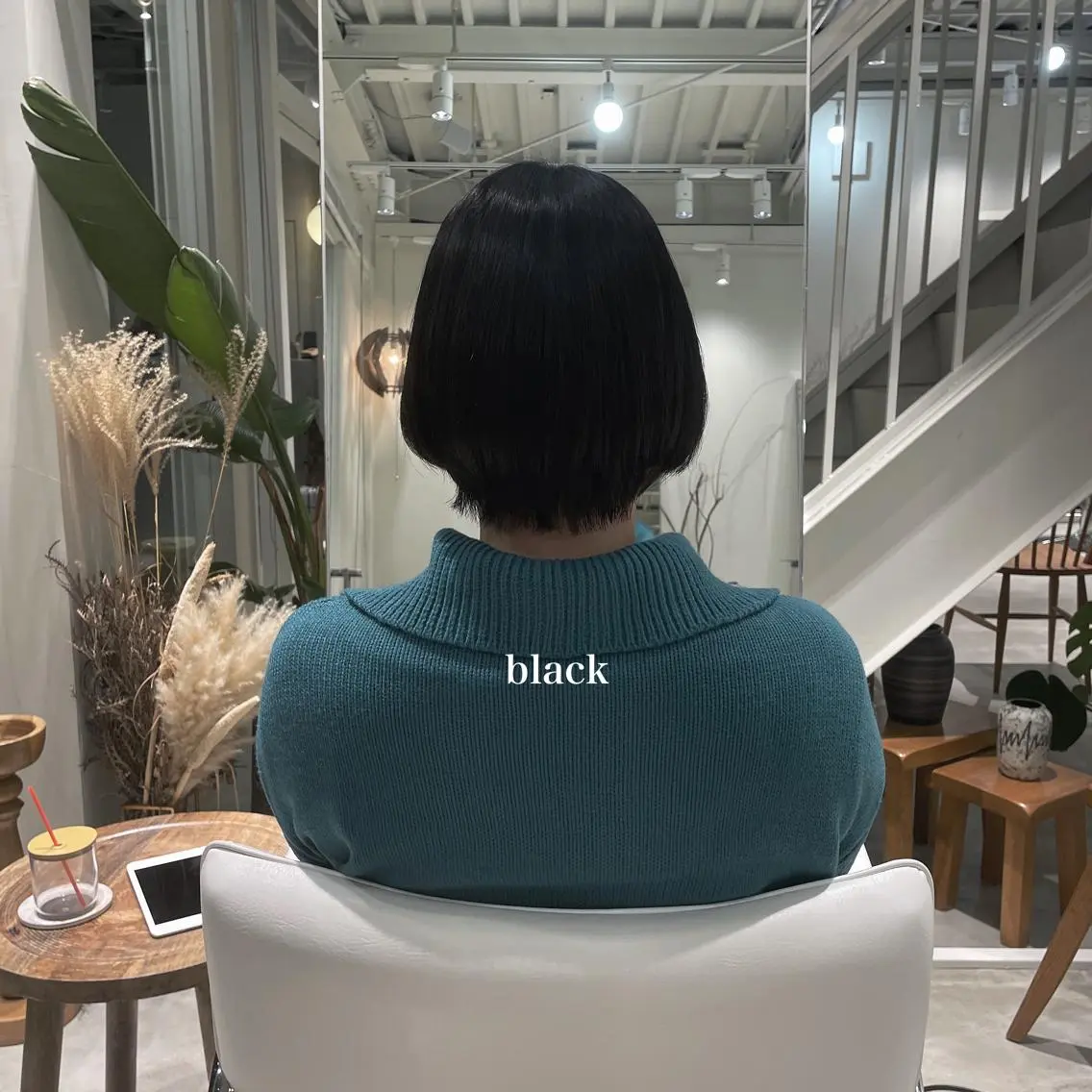ショート カラー 黒髪 峯崎 葵のヘアスタイル