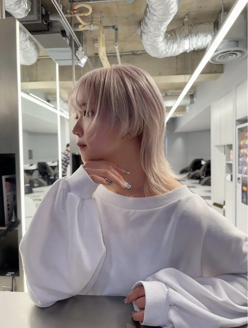 セミロング カラー 新宿店長 🦄ブリーチYUGOのヘアスタイル