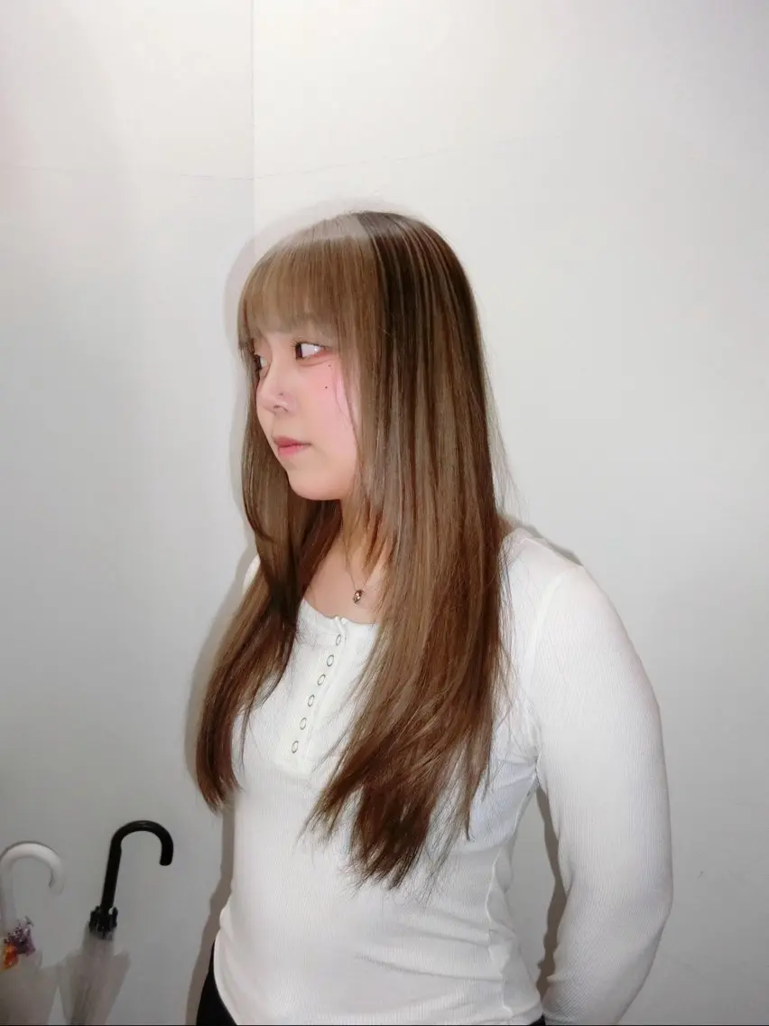 セミロング カラー カット ヘアカラー 🧤高明度ハイトーン 🧤莉音のヘアスタイル
