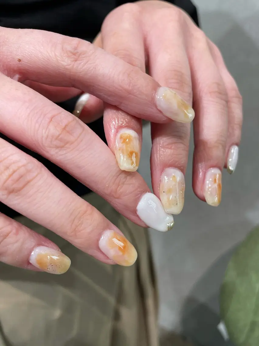 ネイル ブラウン ゴールド ニュアンスネイル ハンドネイル ナチュラル透明感🌱 小山美樹子のヘアスタイル