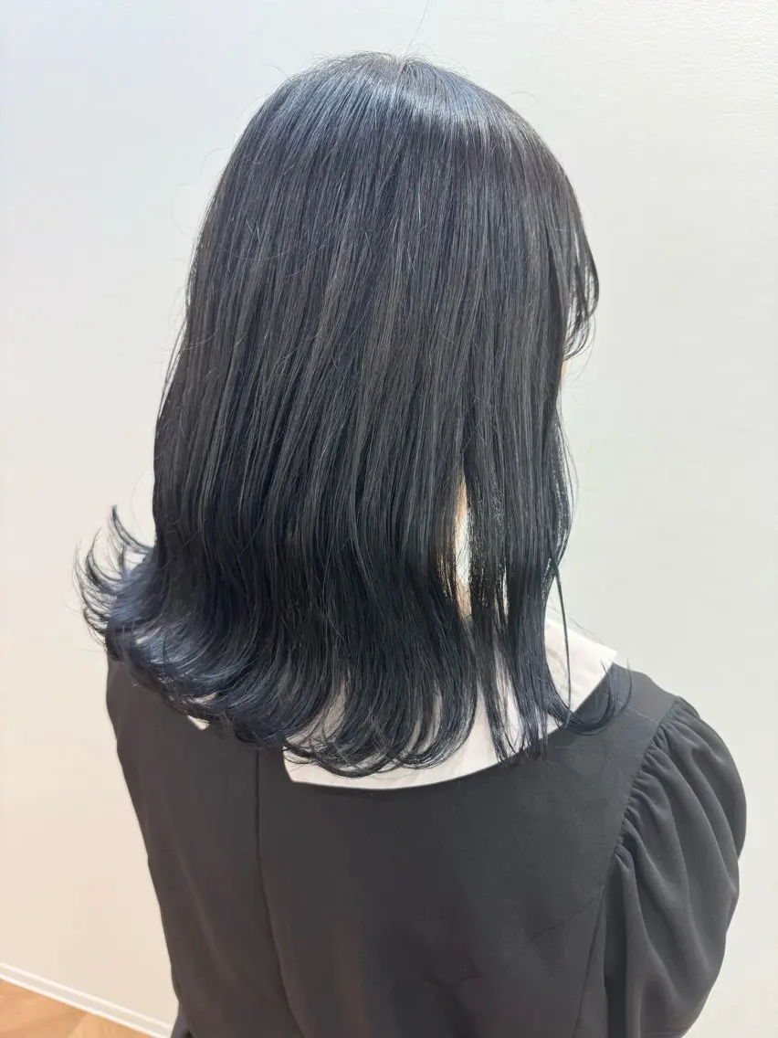 ミディアム カラー アッシュ アッシュグレー 佐々木 有彩のヘアスタイル