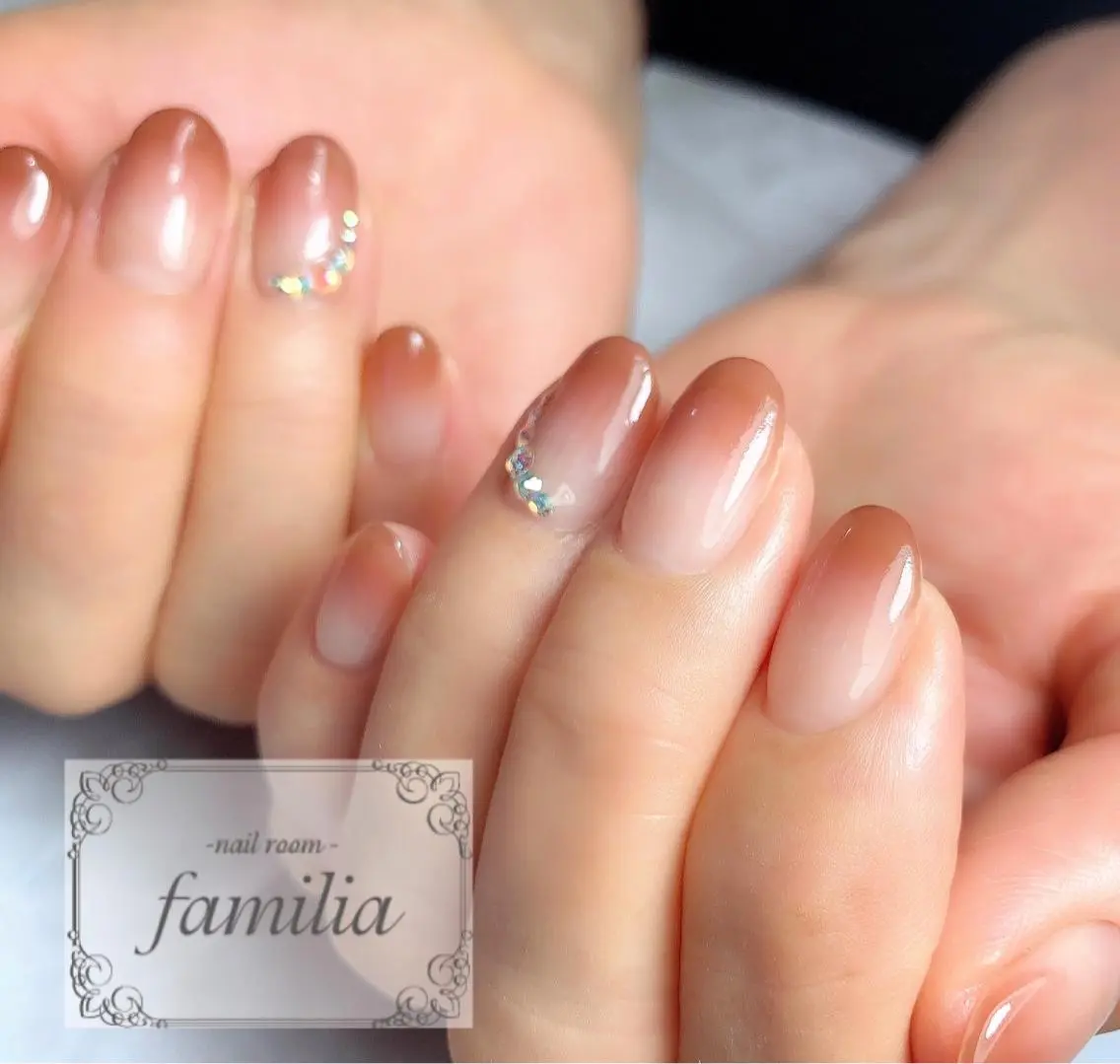 ネイル グラデーション ストーンネイル ハンドネイル -nailroom- familiaのネイルデザイン