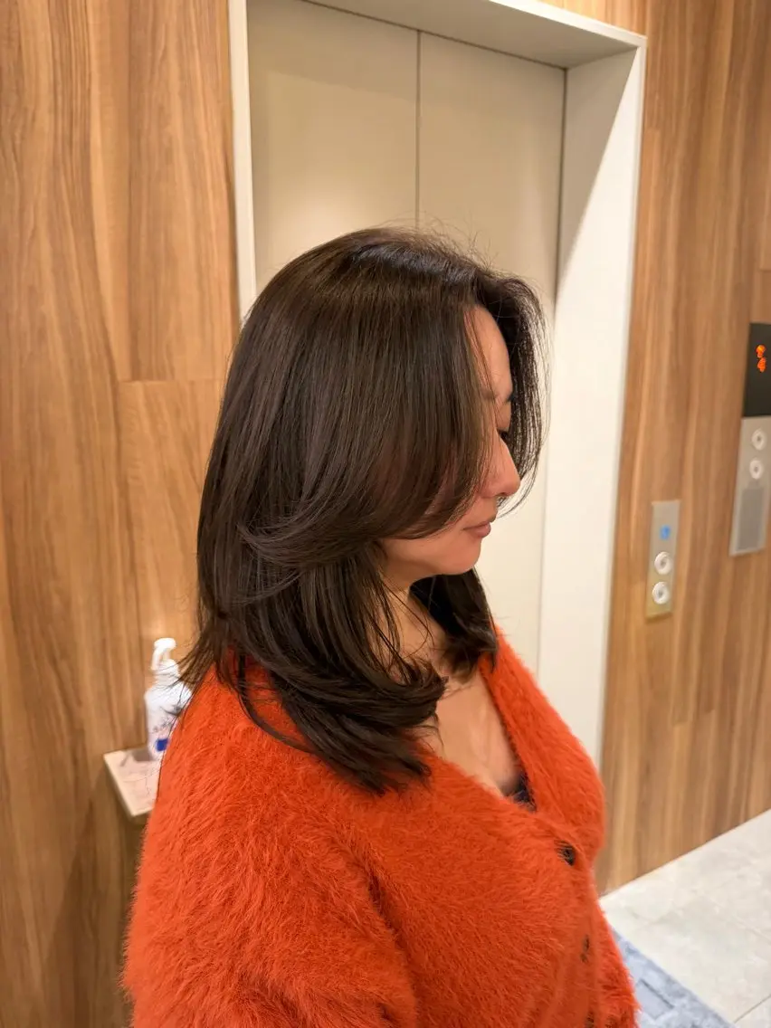 ミディアム カラー ベージュカラー 透明感カラー オリーブベージュ レイヤーカット カット/パーマ たるみことりのヘアスタイル