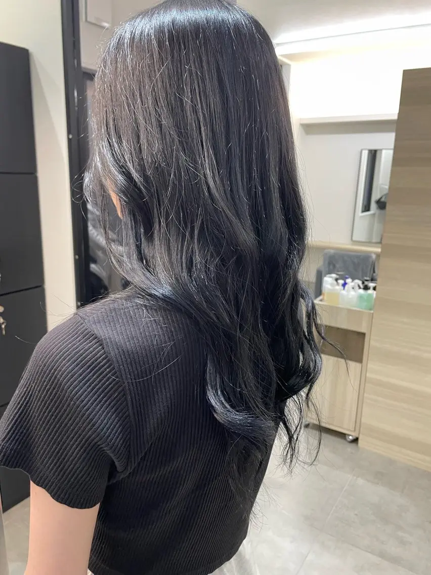 セミロング カラー 黒髪 ブルーカラー ブルーブラック 山本 美羽のヘアスタイル
