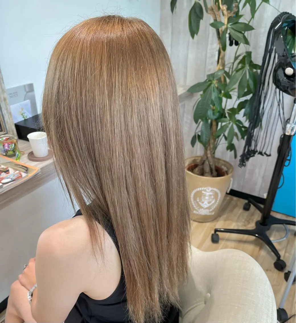 ロング カラー ベージュカラー ブリーチ ハイトーンカラー Atelier 大内のヘアスタイル