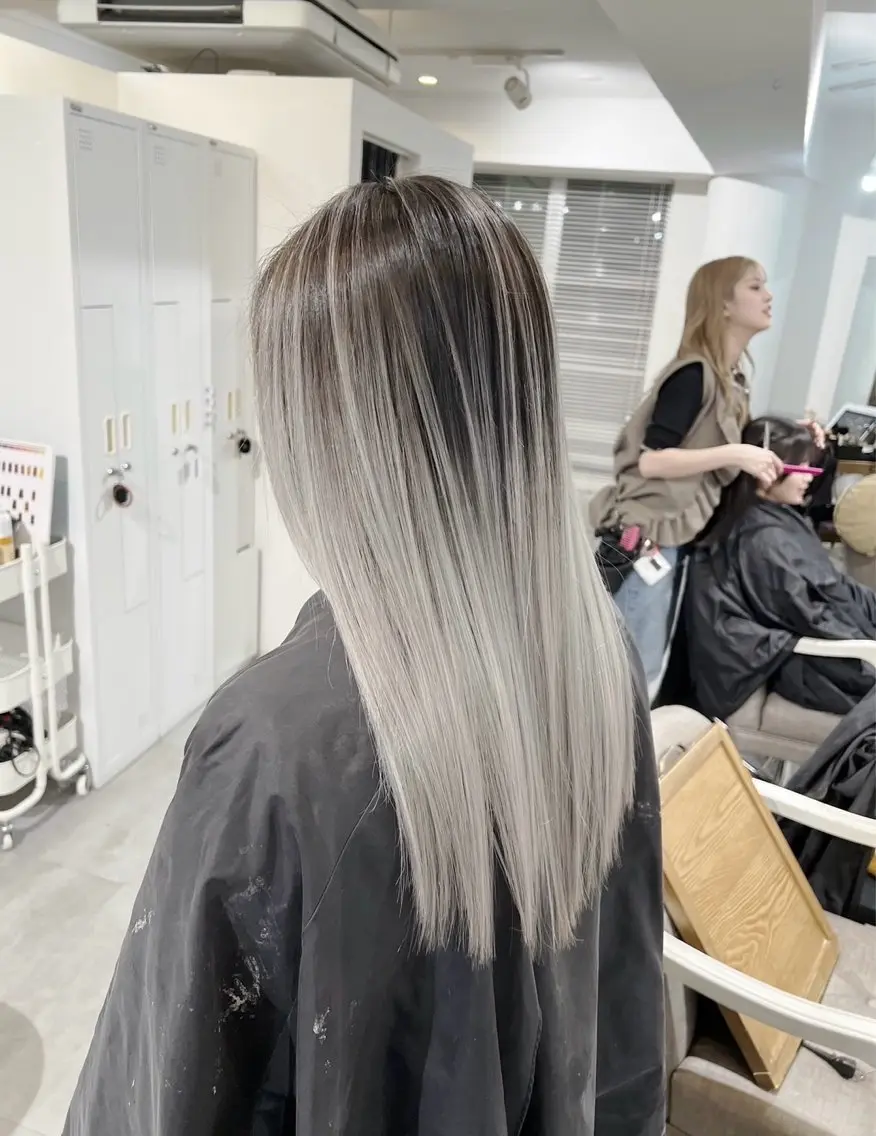 ロング カラー バレイヤージュ シルバー ホワイトシルバー レイヤーカット 指名数No.1 /NAOYAのヘアスタイル