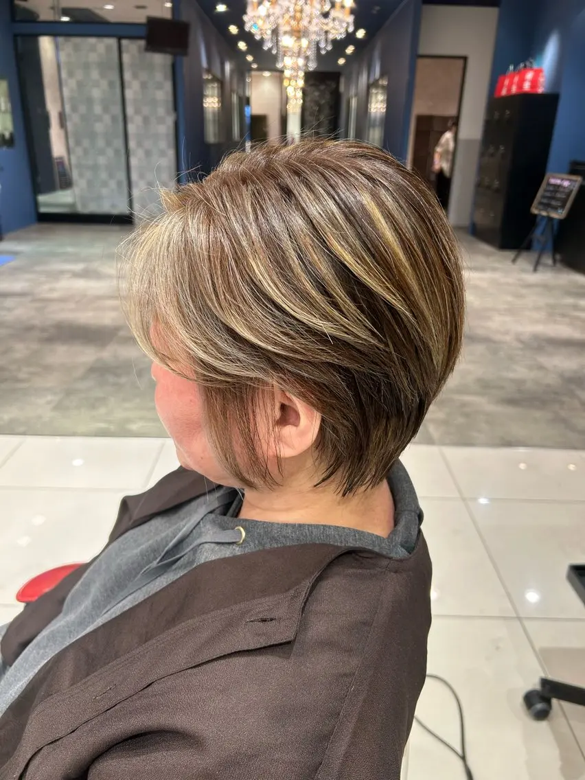 ショート 海外カラー白髪ぼかし ティファニーサユリのヘアスタイル