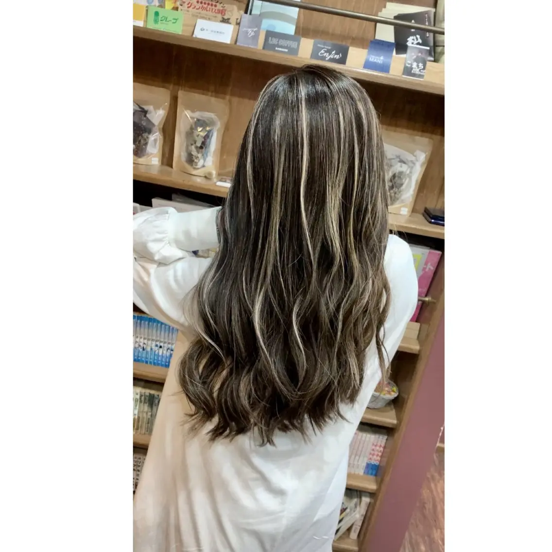 ロング カラー バレイヤージュ ハイライトカラー ハイライト レイヤーカット be yondのヘアスタイル