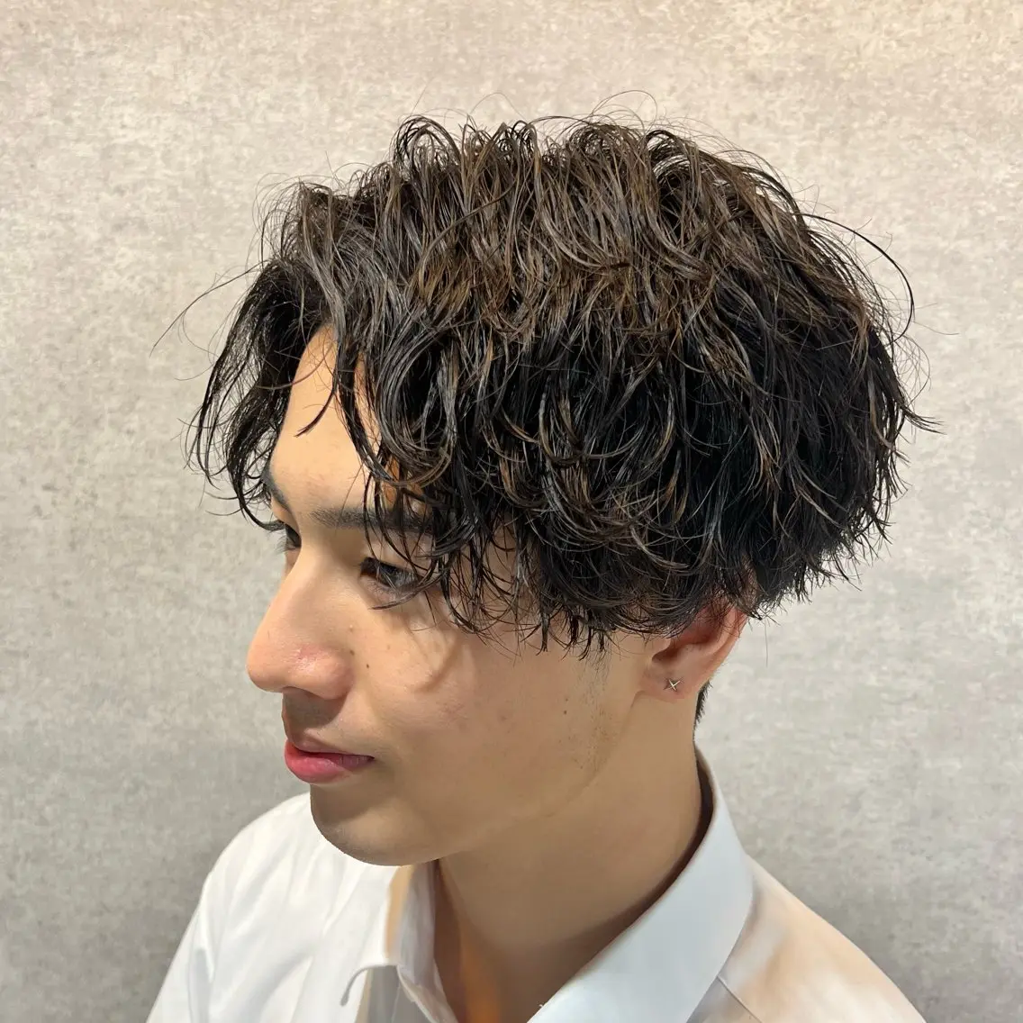 ショート カラー パーマ ヘアアレンジ メンズ センターパート メンズハイライト メンズメッシュ マッシュ メンズパーマ 仕上がり満足度No. 1🔥BLUCK🔥のヘアスタイル
