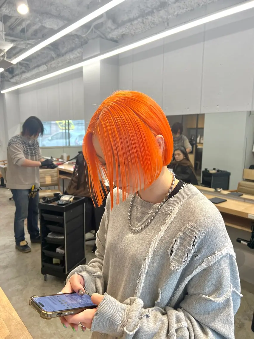 ショート カラー オレンジ ボブ ブリーチ毛の縮毛矯正 ハイトーン/岡本智樹のヘアスタイル