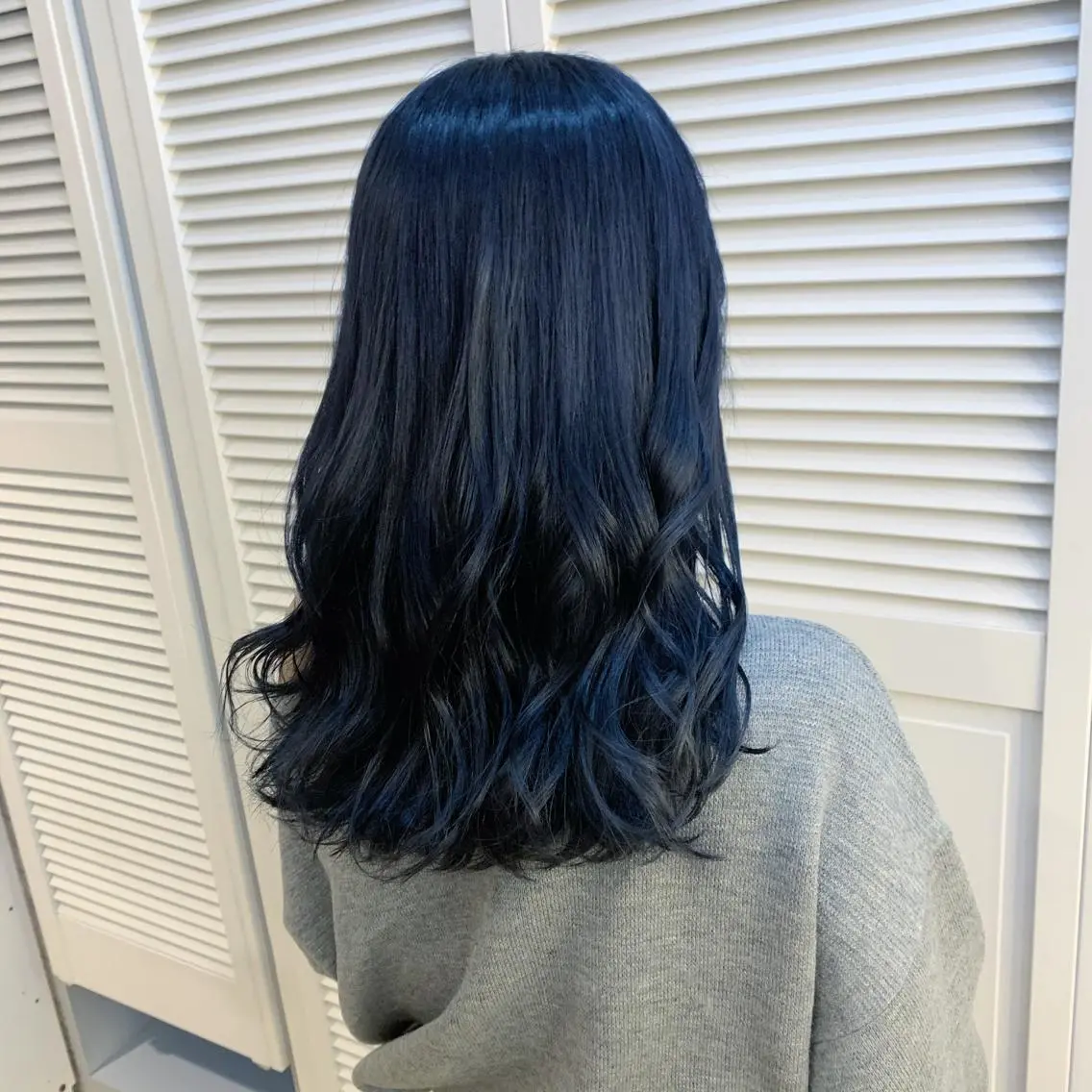 セミロング カラー ネイビーカラー 天野 利咲のヘアスタイル