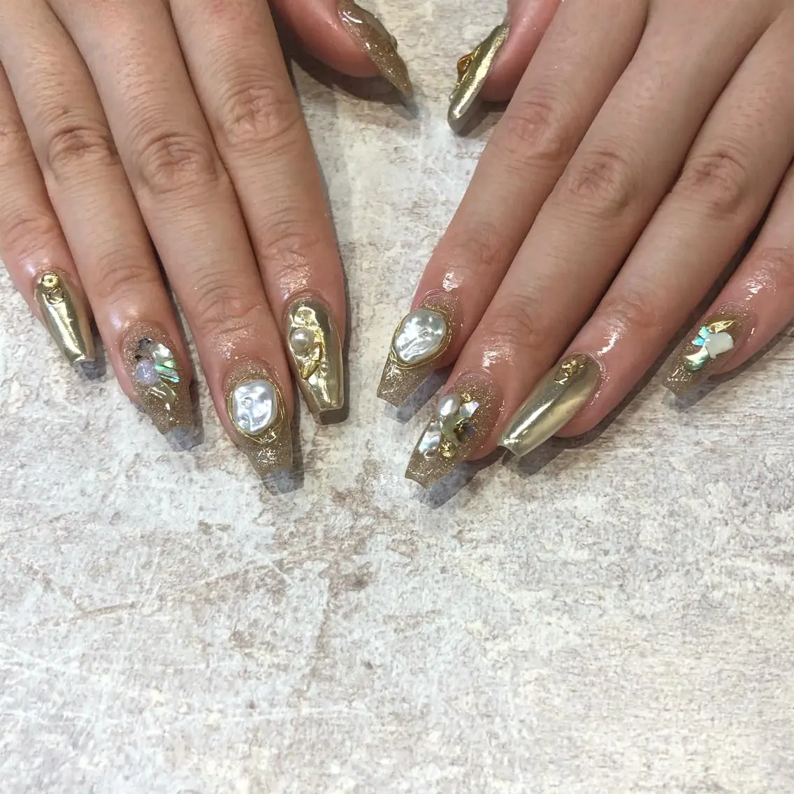 ネイル ゴールド ロングネイル ニュアンスネイル スカルプネイル 小林 束紗のネイルデザイン