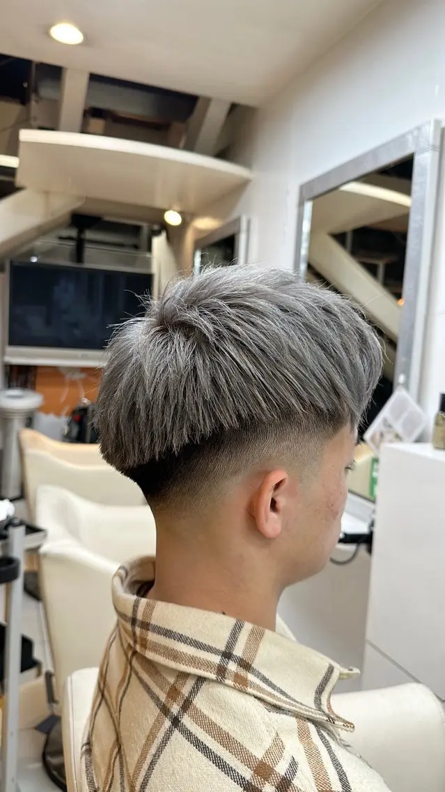 カラー メンズ フェードカット スキンフェード シルバー タカセ レンのヘアスタイル