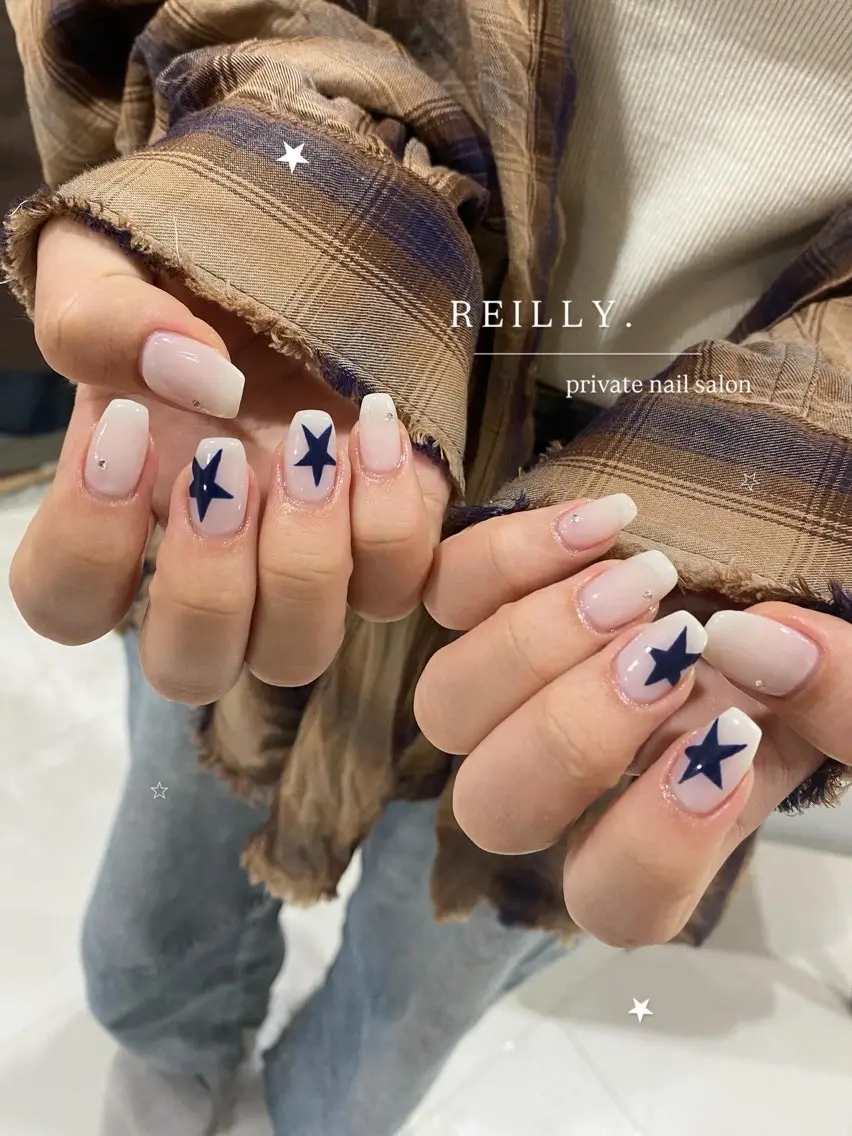 ネイル フラッシュネイル フレンチネイル ジェルネイル グラデーション ラメ(グリッター) ハンドネイル ハンドケア Marina 《REILLY.》のネイルデザイン
