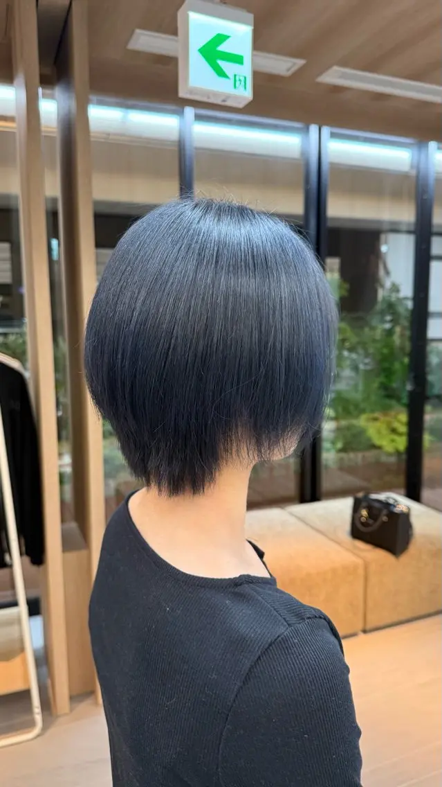 カラー ブリーチ 透明感カラー ネイビーカラー レディースカット募集 ✨HINAKAのヘアスタイル