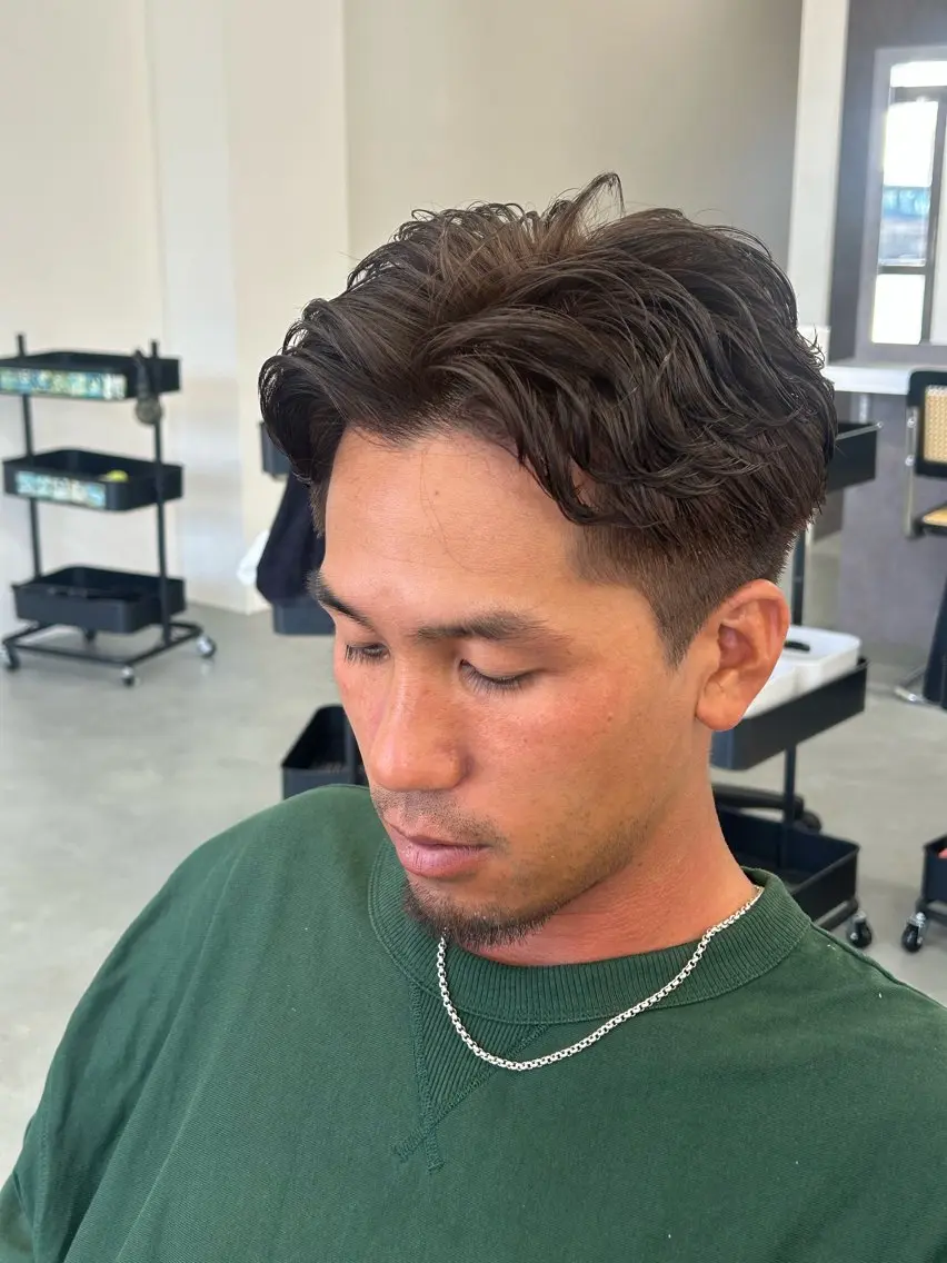 ショート パーマ メンズ センターパート フェードカット マッシュ メンズパーマ スペインカール パーマ 宮下 遼太のヘアスタイル