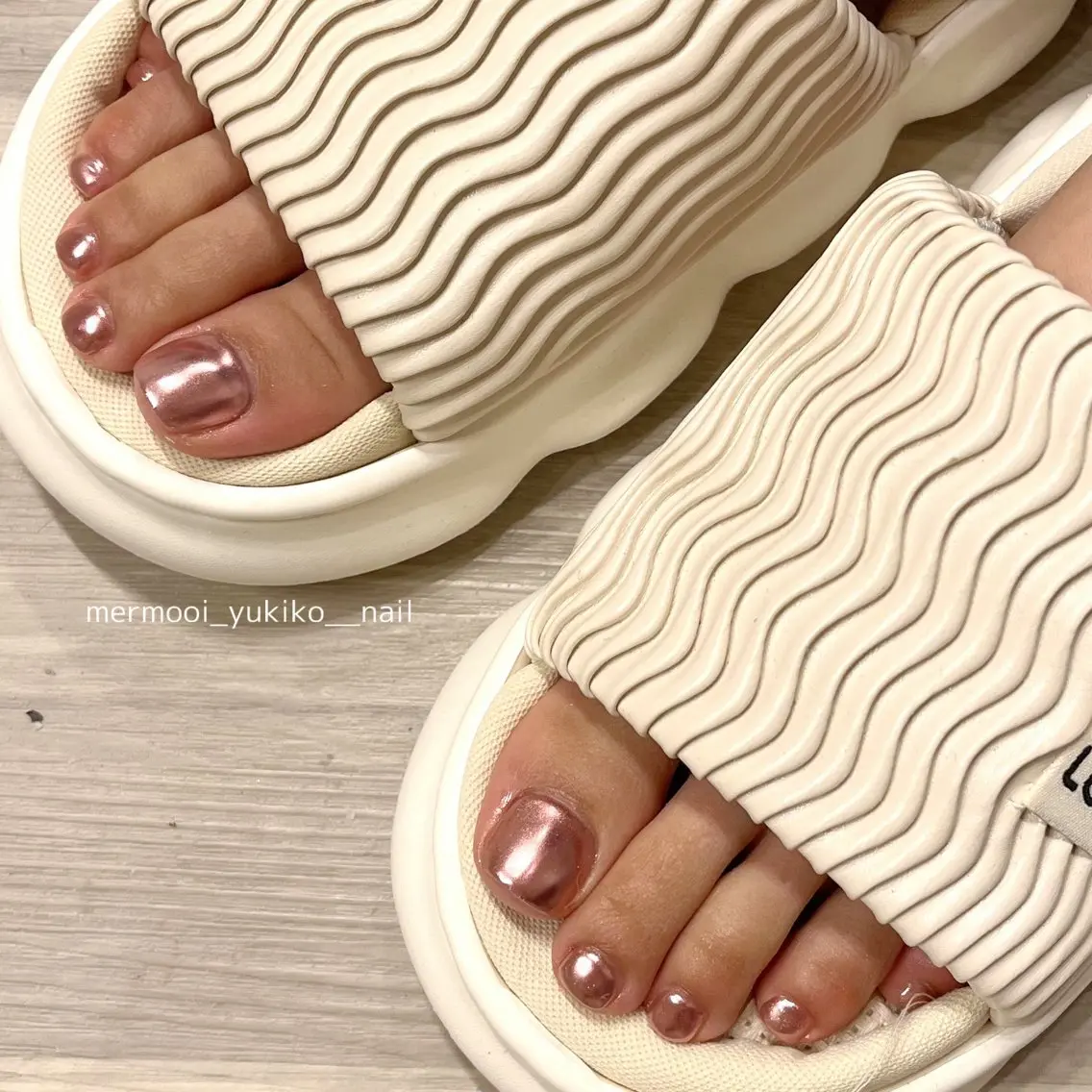 ネイル ブラウン フットネイル ジェルネイル ミラーネイル ワンカラーネイル mermooi nailのネイルデザイン