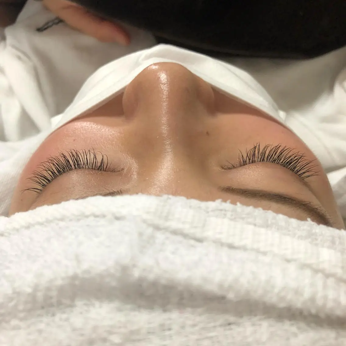 マツエク・マツパ Cカール レイヤーカット✖️ 柔らかベージュカラーのヘアスタイル
