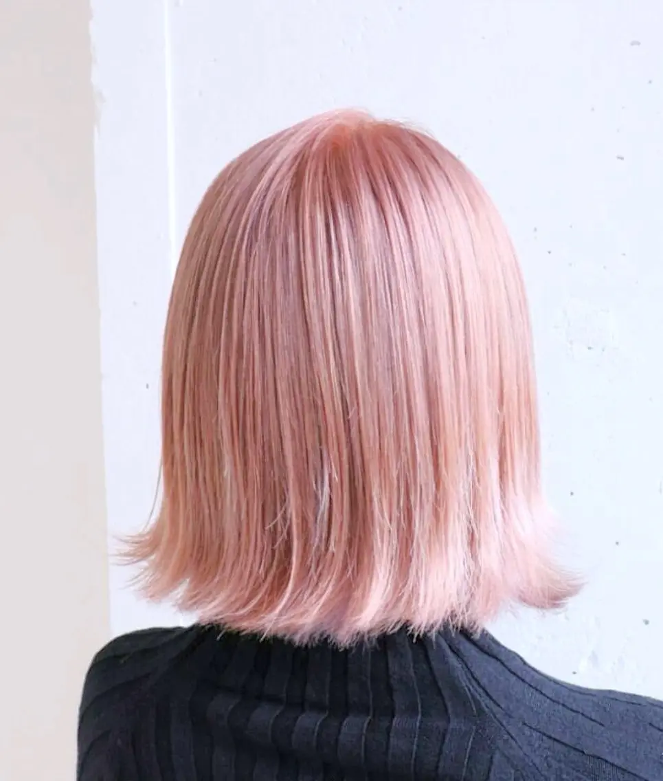 ミディアム 似合わせカット Muミュー/ブリーチ ハイトーン　Wカラーのヘアスタイル