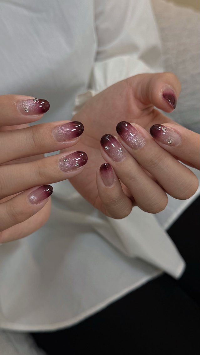 ネイル ボルドー キラキラネイル マグネットネイル 赤色 ワンホンネイル nailsalon ChuColaのネイルデザイン