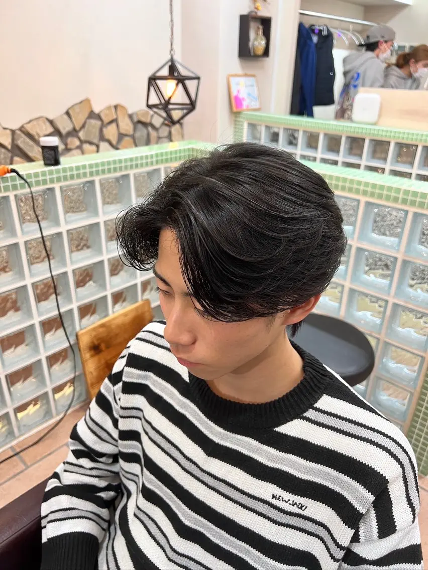 ミディアム パーマ メンズ ミディアムパーマ センターパート フェザーパーマ メンズ韓国風 メンズパーマ カット パーマ メンズカットパーマ ✂️ JOYAのヘアスタイル