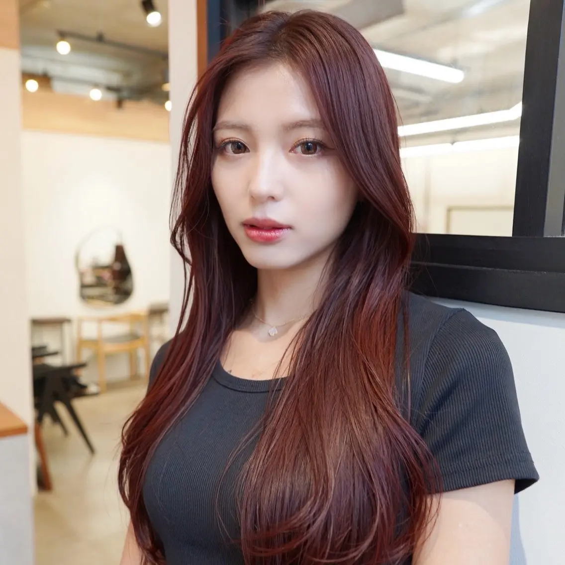 ロング カラー ロングレイヤー ブリーチ ボルドーカラー ブラウンカラー ダブルカラー ヘアカラー トリートメント shun/ブリーチ なしダブルカラーのヘアスタイル