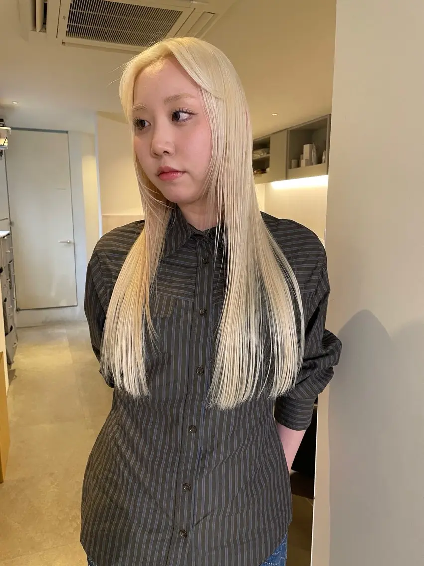 ロング カラー ロングレイヤー ベージュカラー ブリーチ 抜きっぱなしブロンド ブロンド カット ヘアカラー MIU/ルーツカラー 顔まわりレイヤーのヘアスタイル