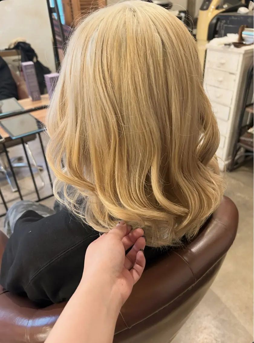 セミロング カラー ベージュカラー ブリーチ ハイトーンカラー ミルクティーベージュ 🫧 のぞみ🫧のヘアスタイル