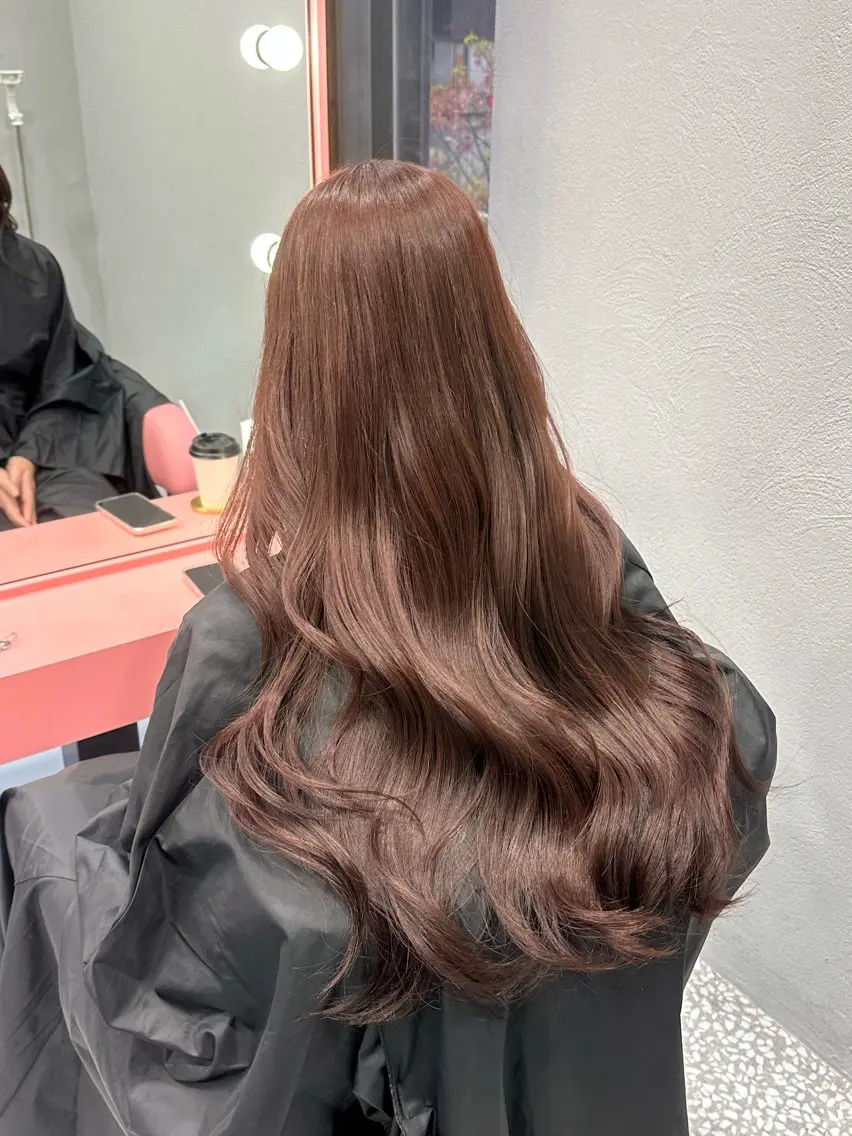 ロング カラー ブラウンカラー ダブルカラー ピンクカラー ピンクブラウン 縮毛矯正 ヘアカラー トリートメント 𝑴𝑶𝑲𝑨渋谷 トレンド韓国ヘア🩷のヘアスタイル