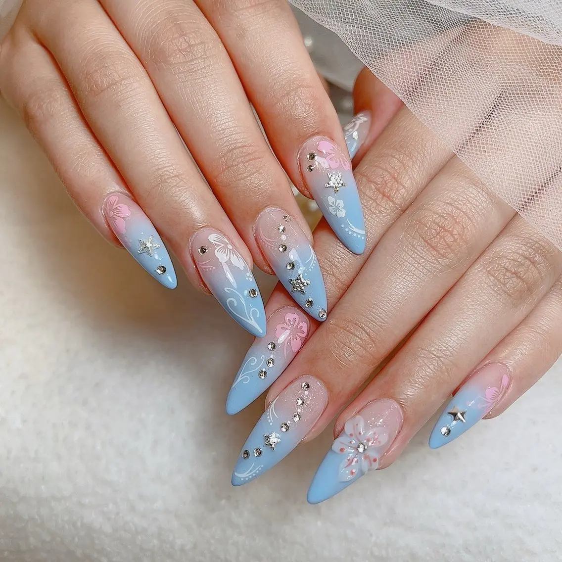 ネイル アートネイル ブルー 桜ネイル フラワーネイル グラデーション Sora NAILのネイルデザイン