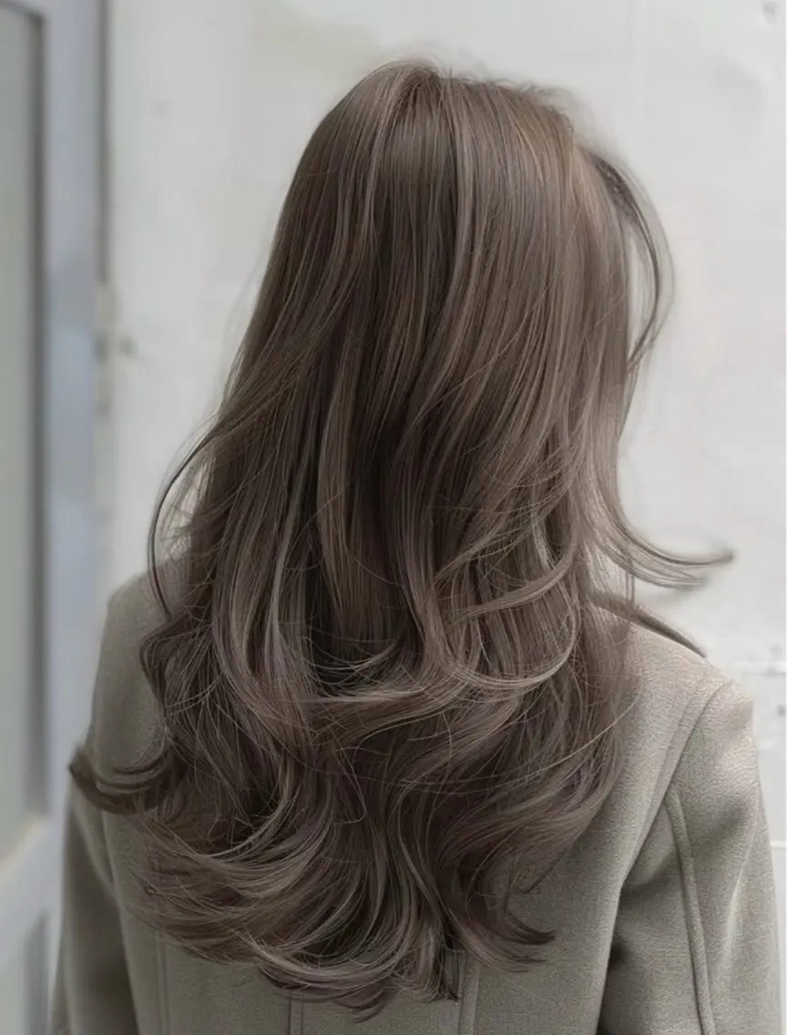 ロング カラー 海希/ブリーチ透明カ ラー/レイヤーカットのヘアスタイル