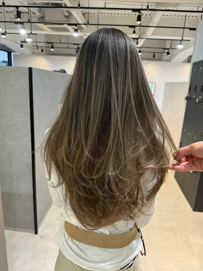 ロング カット ヘアカラー Merly Osakaのヘアスタイル