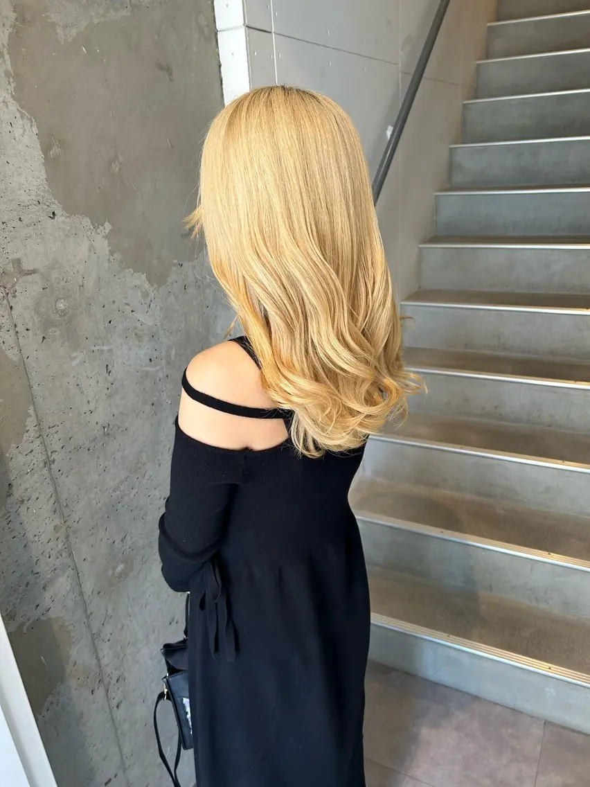 ミディアム カラー ブロンド ヘアカラー トリートメント ウルフカット レイヤーカット上柿のヘアスタイル