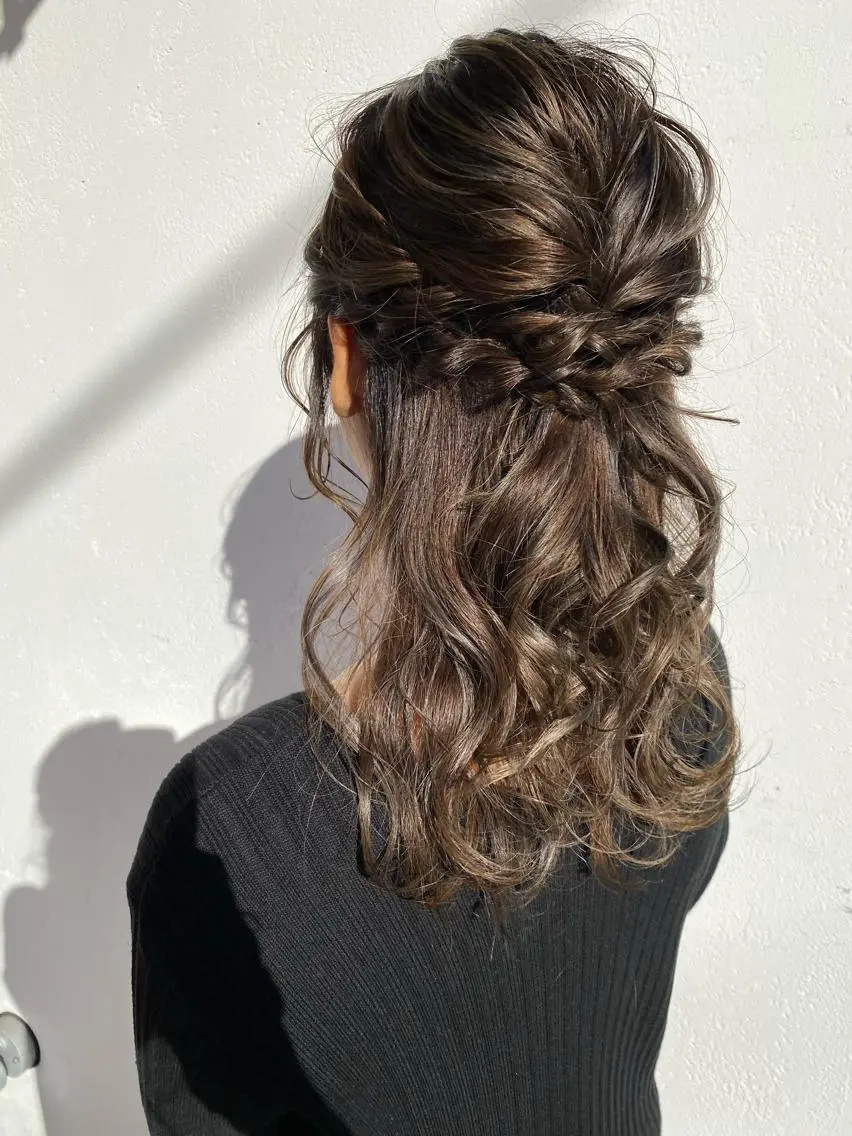 お出かけ前のヘアセットの写真
