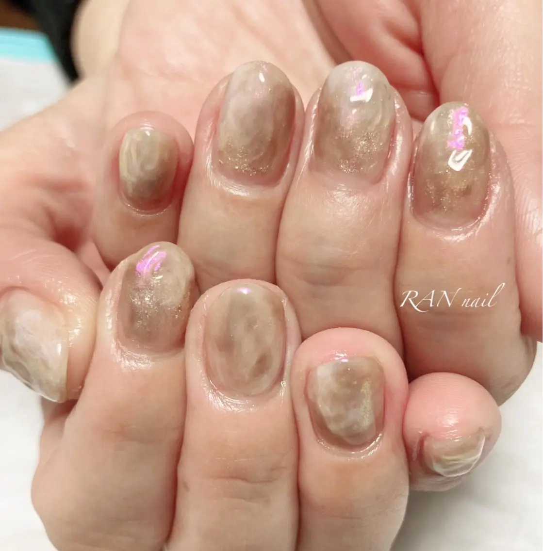 ネイル アートネイル オーロラネイル ブラウン キラキラネイル ニュアンスネイル ハンドネイル フットネイル RAN nailのネイルデザイン
