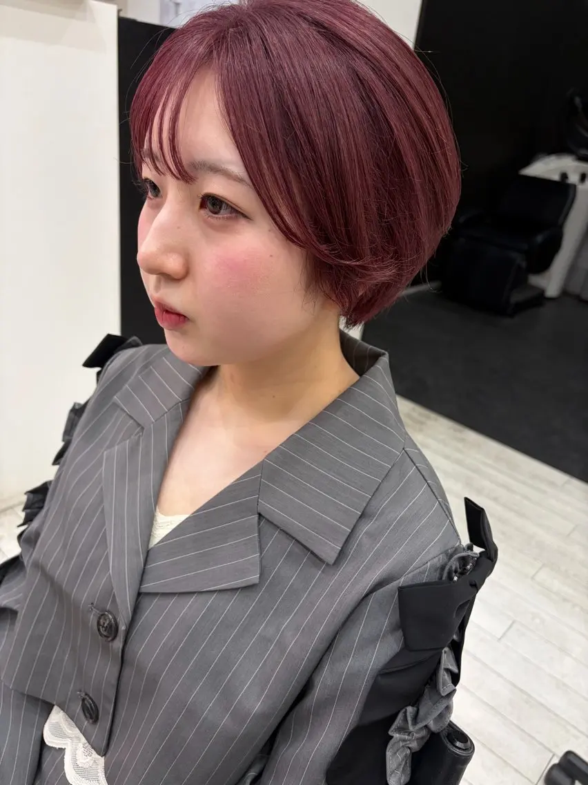 ショート カラー カシス ピンクカラー ショートヘア 石井 愛莉のヘアスタイル