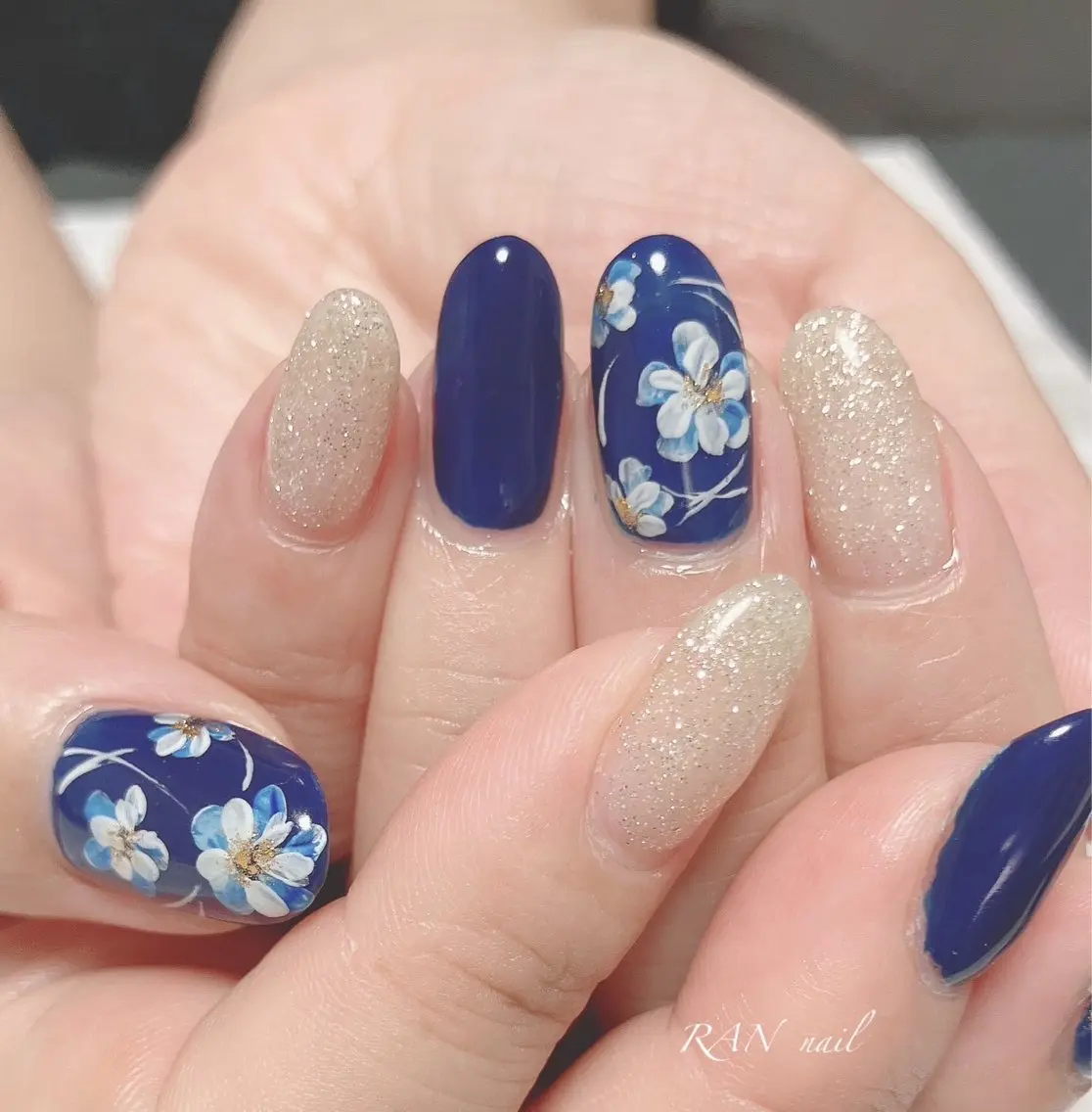 ネイル 成人式 フラワーネイル ゴールド ネイビー 黄色 ハンドネイル フットネイル RAN nailのネイルデザイン